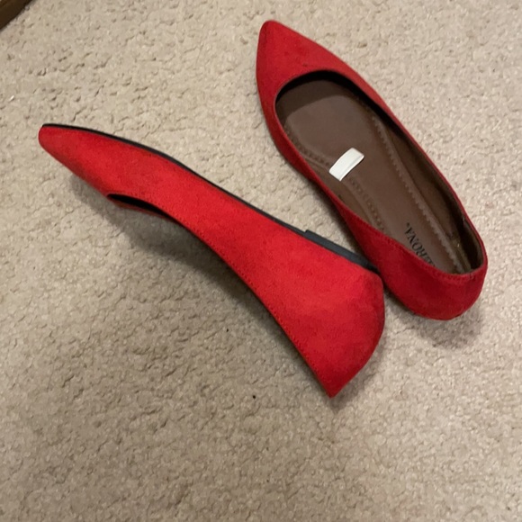 Red pointy flats - Picture 2 of 3